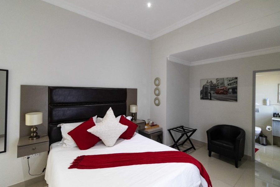 7 Bedroom Property for Sale in Sandbaai Western Cape